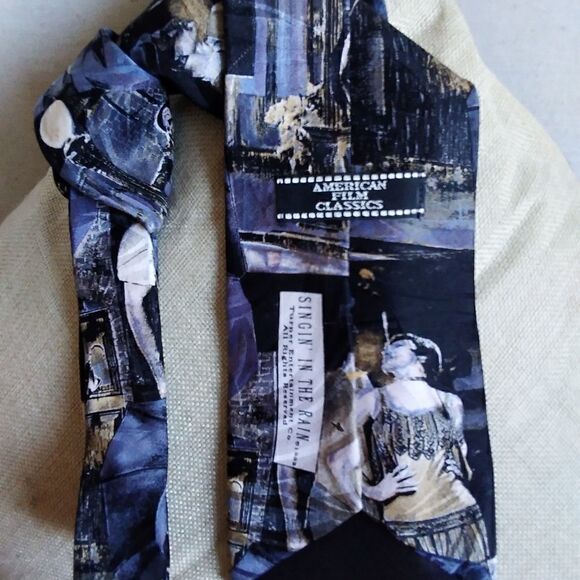 TIE 100% SILK  AUTHENTIC "SINGIN IN THE RAIN"   Made in USA 1980's VINTAGE - Picture 2 of 10